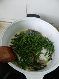 橄榄肉末炒豆角的做法步骤8