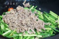 蒜苗炒肉的做法步骤10