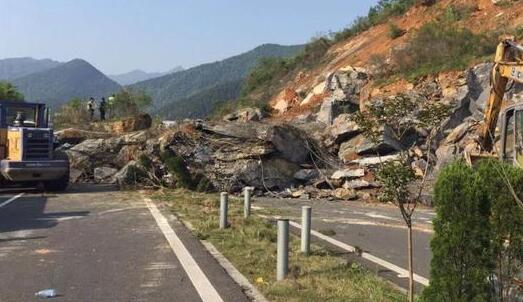 湖南武深高速路段发生山体滑坡 部分沿线收费站交通管制