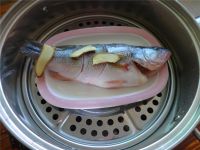 清蒸鲈鱼的做法步骤4