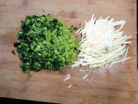 咸菜冬笋烧黄鱼的做法步骤3