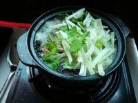 木耳香芹煲鲤鱼的做法步骤7