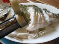 清蒸鲈鱼的做法步骤6