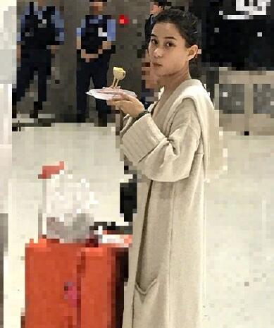 窦骁晒与何超莲合照是怎么回事 窦骁晒与何超莲合照秀恩爱