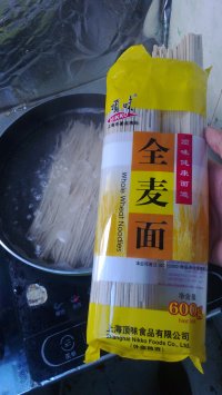 咸肉蘑菇炒面的做法步骤2