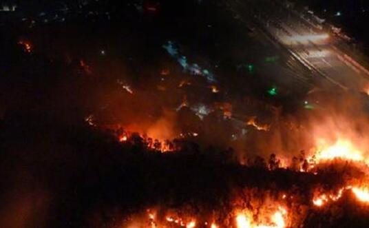 四川高森林火险红色预警 山火照亮黑夜消防队伍深夜增援
