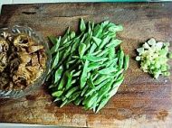 简单家常菜----扁豆炒油素鸡的做法步骤2