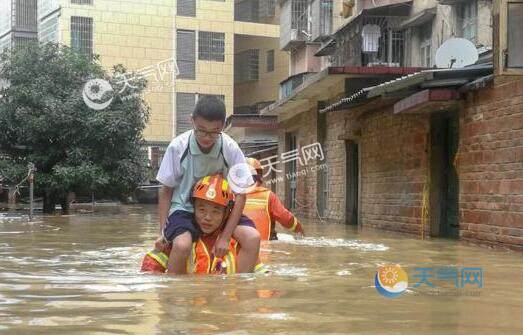 浙江台州暴雨致多人被困 当地消防紧急救援