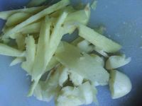 冬菜闷瘦肉粉肠的做法步骤4