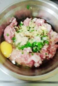 上海菜肉大馄饨的做法步骤1