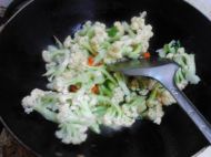 回锅肉炒花菜的做法步骤4