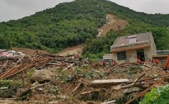 湖北巴东境内暴雨引发泥石流 部分道路塌方126人被紧急转移