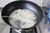 炝拌金针菇干豆腐丝的做法步骤3