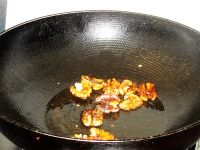 鹌鹑蛋扒桃仁的做法步骤7