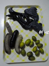 海参橄榄乌鸡汤的做法步骤1