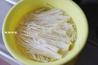 炝拌金针菇干豆腐丝的做法步骤2