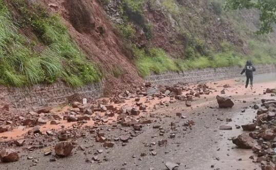 云南宾川暴雨部分道路出现塌方 交通部门冒雨抢修