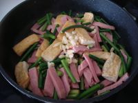 熏肉豆腐炒蒜苔的做法步骤7