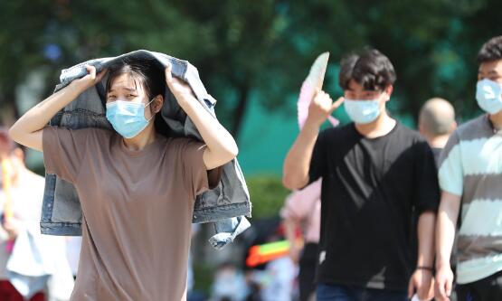 重庆多地雷雨气温均超30℃ 五一市民外出需备好雨具
