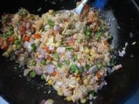 茄汁什锦炒饭的做法步骤12