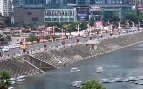 贵州安顺一载有学生大巴车冲进水库 目前已救出18人送医治疗