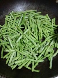 肉柳炒豇豆的做法步骤2