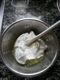 抹茶戚风的做法步骤8