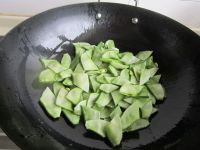 扁豆炒腊肠的做法步骤6