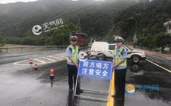 台州104国道一路段山体塌方 无人员伤亡已进行交通管制
