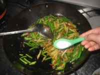 回锅肉炒蒜苔的做法步骤11
