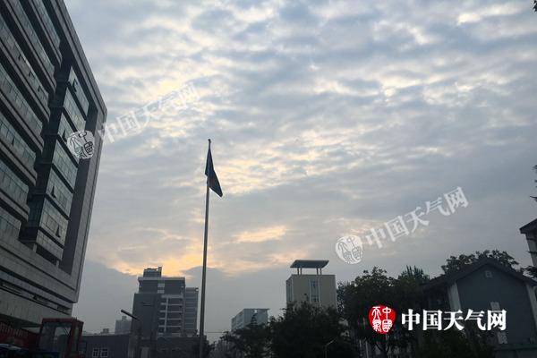 北京清晨有轻雾能见度较低 明后天暂迎阳光