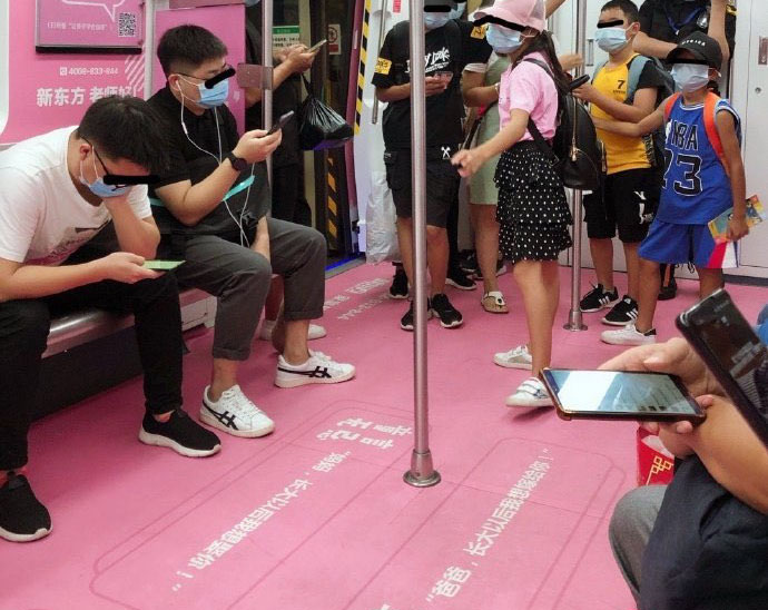 深圳地铁回应车厢雷人标语