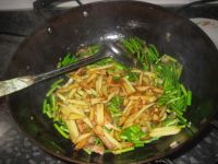 回锅肉炒蒜苔的做法步骤10