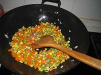 牛肉蔬菜粒炒饭的做法步骤4