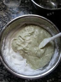 抹茶戚风的做法步骤11