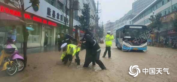 康县再遭暴雨袭击 城区积水严重