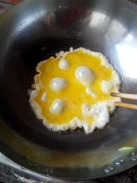 西胡炒鸡蛋的做法步骤4