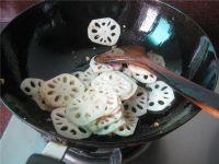 藕片炒荷兰豆的做法步骤6