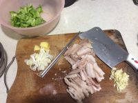 青椒炒回锅肉的做法步骤1