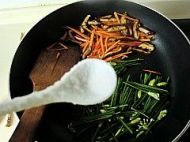 韩餐厅人气美食---石锅拌饭的做法步骤17