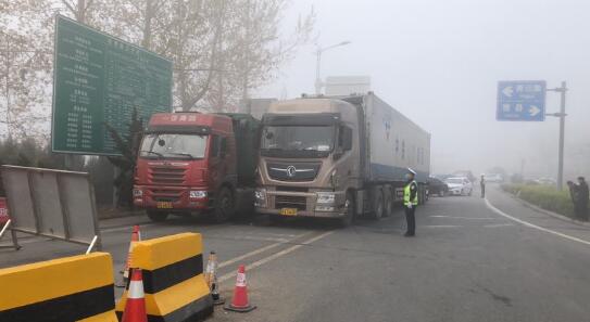 山东多地大雾能见度不足50米 部分高速路段临时封闭