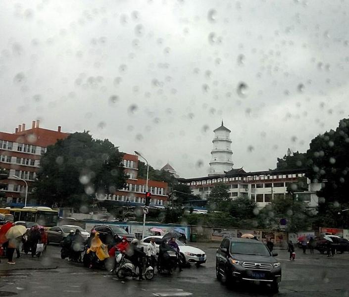 出门要注意啦！福建今明天降温6℃左右 福州等5市有小雨沿海大风9级