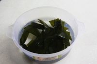 蛤蜊海带豆腐汤的做法步骤2