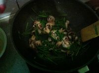 韭菜苔炒章鱼的做法步骤6