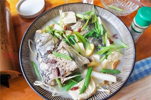 鱼头豆腐汤的家常做法 怎样做鱼头豆腐汤最好喝