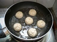腊味茄肉水煎包的做法步骤15