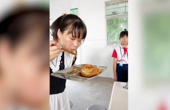 女校长当面吃光学生剩饭