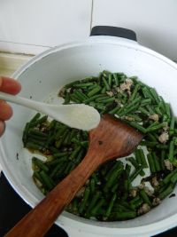 橄榄肉末炒豆角的做法步骤11