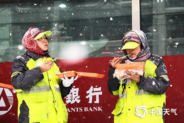 17 吴胡荼 暴风雪中 “黄衣天使”的午餐_副本.jpg