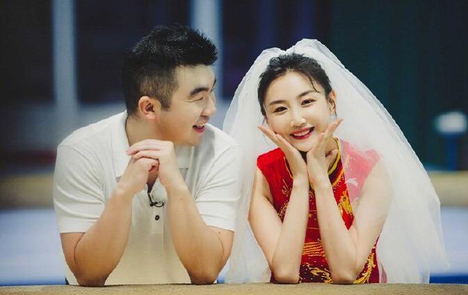 何雯娜梁超奥运婚纱照美翻 何雯娜梁超体操馆拍摄婚纱照